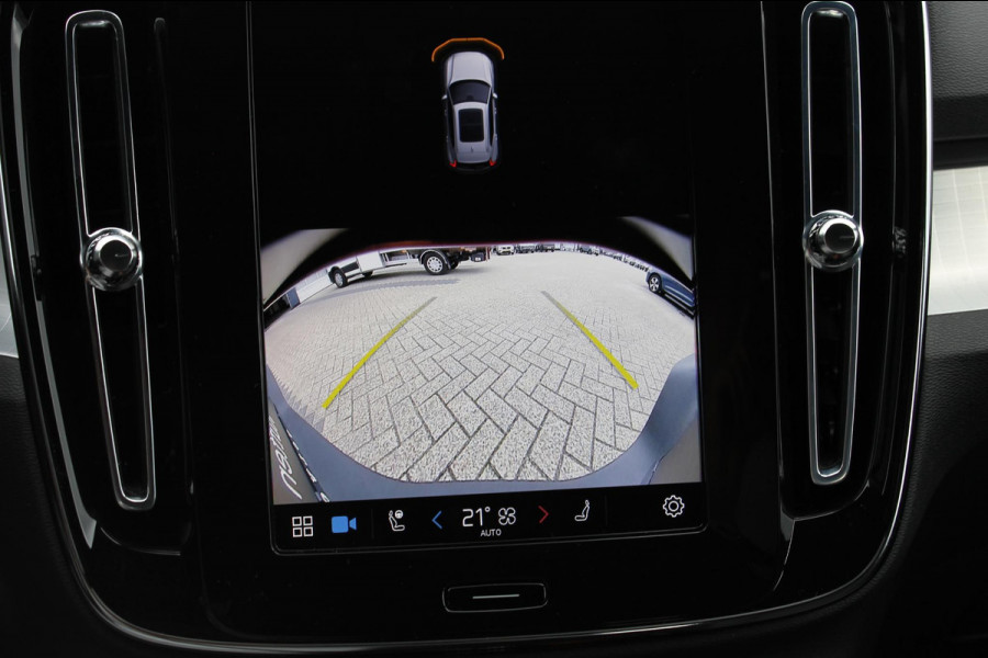 Volvo XC40 B4 211PK Automaat Plus Dark Google Infotainment / Semi elektrisch wegklapbare trekhaak / Verwarmbare voorruit / Harman Kardon Audio installatie / Elektrisch bedienbare voorstoelen