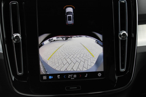 Volvo XC40 B4 211PK Automaat Plus Dark Google Infotainment / Semi elektrisch wegklapbare trekhaak / Verwarmbare voorruit / Harman Kardon Audio installatie / Elektrisch bedienbare voorstoelen