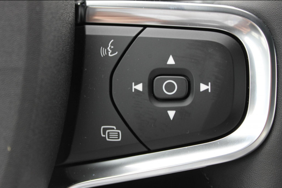 Volvo XC40 B4 211PK Automaat Plus Dark Google Infotainment / Semi elektrisch wegklapbare trekhaak / Verwarmbare voorruit / Harman Kardon Audio installatie / Elektrisch bedienbare voorstoelen