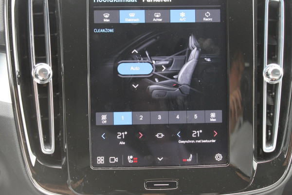 Volvo XC40 B4 211PK Automaat Plus Dark Google Infotainment / Semi elektrisch wegklapbare trekhaak / Verwarmbare voorruit / Harman Kardon Audio installatie / Elektrisch bedienbare voorstoelen