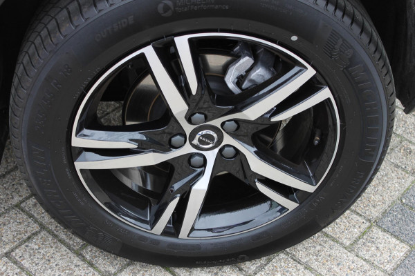 Volvo XC40 B4 211PK Automaat Plus Dark Google Infotainment / Semi elektrisch wegklapbare trekhaak / Verwarmbare voorruit / Harman Kardon Audio installatie / Elektrisch bedienbare voorstoelen