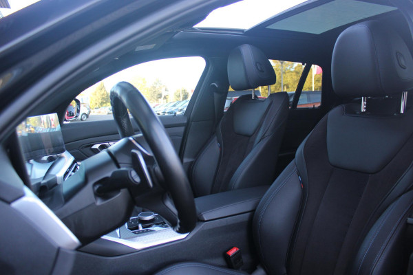 BMW 3 Serie Touring 320e 205PK M-SPORT | PANORAMISCH SCHUIF/KANTEL DAK | M-SPORT PAKKET INTERIEUR/EXTERIEUR | SFEER VERLICHTING | ELEKTRISCH BEDIENBARE VOORSTOELEN MET GEHEUGEN OP DE BESTUURDERSSTOEL | STOEL VERWARMING | HEAD UP DISPLAY | CRUISE CONTROL | NAVIGATIE | DRAADLOZE APPLE CARPLAY/ANDROID AUTO | DRAADLOZE TELEFOONLADER | 18" LICHTMETALEN VELGEN M-SPORT | 360° CAMERA | BMW LIVE DASHBOARD PROFESSIONAL | COMFORT ACCESS | SHADOW LINE PAKKET | FULL LED KOPLAMPEN | NAVIGATIE | CLIMATE CONTROL ACHTERIN |