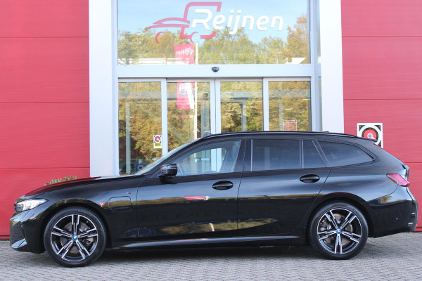 BMW 3 Serie Touring 320e 205PK M-SPORT | PANORAMISCH SCHUIF/KANTEL DAK | M-SPORT PAKKET INTERIEUR/EXTERIEUR | SFEER VERLICHTING | ELEKTRISCH BEDIENBARE VOORSTOELEN MET GEHEUGEN OP DE BESTUURDERSSTOEL | STOEL VERWARMING | HEAD UP DISPLAY | CRUISE CONTROL | NAVIGATIE | DRAADLOZE APPLE CARPLAY/ANDROID AUTO | DRAADLOZE TELEFOONLADER | 18" LICHTMETALEN VELGEN M-SPORT | 360° CAMERA | BMW LIVE DASHBOARD PROFESSIONAL | COMFORT ACCESS | SHADOW LINE PAKKET | FULL LED KOPLAMPEN | NAVIGATIE | CLIMATE CONTROL ACHTERIN |