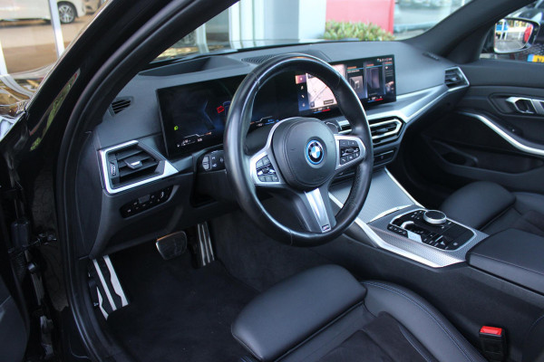 BMW 3 Serie Touring 320e 205PK M-SPORT | PANORAMISCH SCHUIF/KANTEL DAK | M-SPORT PAKKET INTERIEUR/EXTERIEUR | SFEER VERLICHTING | ELEKTRISCH BEDIENBARE VOORSTOELEN MET GEHEUGEN OP DE BESTUURDERSSTOEL | STOEL VERWARMING | HEAD UP DISPLAY | CRUISE CONTROL | NAVIGATIE | DRAADLOZE APPLE CARPLAY/ANDROID AUTO | DRAADLOZE TELEFOONLADER | 18" LICHTMETALEN VELGEN M-SPORT | 360° CAMERA | BMW LIVE DASHBOARD PROFESSIONAL | COMFORT ACCESS | SHADOW LINE PAKKET | FULL LED KOPLAMPEN | NAVIGATIE | CLIMATE CONTROL ACHTERIN |