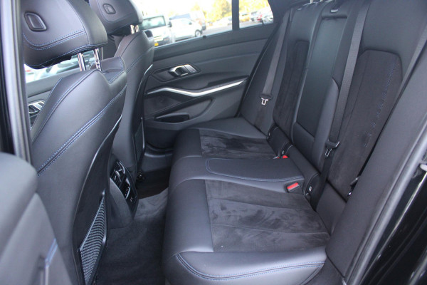 BMW 3 Serie Touring 320e 205PK M-SPORT | PANORAMISCH SCHUIF/KANTEL DAK | M-SPORT PAKKET INTERIEUR/EXTERIEUR | SFEER VERLICHTING | ELEKTRISCH BEDIENBARE VOORSTOELEN MET GEHEUGEN OP DE BESTUURDERSSTOEL | STOEL VERWARMING | HEAD UP DISPLAY | CRUISE CONTROL | NAVIGATIE | DRAADLOZE APPLE CARPLAY/ANDROID AUTO | DRAADLOZE TELEFOONLADER | 18" LICHTMETALEN VELGEN M-SPORT | 360° CAMERA | BMW LIVE DASHBOARD PROFESSIONAL | COMFORT ACCESS | SHADOW LINE PAKKET | FULL LED KOPLAMPEN | NAVIGATIE | CLIMATE CONTROL ACHTERIN |