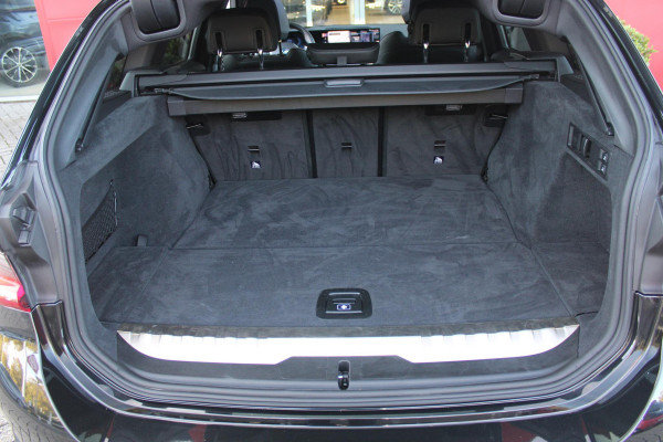 BMW 3 Serie Touring 320e 205PK M-SPORT | PANORAMISCH SCHUIF/KANTEL DAK | M-SPORT PAKKET INTERIEUR/EXTERIEUR | SFEER VERLICHTING | ELEKTRISCH BEDIENBARE VOORSTOELEN MET GEHEUGEN OP DE BESTUURDERSSTOEL | STOEL VERWARMING | HEAD UP DISPLAY | CRUISE CONTROL | NAVIGATIE | DRAADLOZE APPLE CARPLAY/ANDROID AUTO | DRAADLOZE TELEFOONLADER | 18" LICHTMETALEN VELGEN M-SPORT | 360° CAMERA | BMW LIVE DASHBOARD PROFESSIONAL | COMFORT ACCESS | SHADOW LINE PAKKET | FULL LED KOPLAMPEN | NAVIGATIE | CLIMATE CONTROL ACHTERIN |