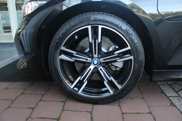 BMW 3 Serie Touring 320e 205PK M-SPORT | PANORAMISCH SCHUIF/KANTEL DAK | M-SPORT PAKKET INTERIEUR/EXTERIEUR | SFEER VERLICHTING | ELEKTRISCH BEDIENBARE VOORSTOELEN MET GEHEUGEN OP DE BESTUURDERSSTOEL | STOEL VERWARMING | HEAD UP DISPLAY | CRUISE CONTROL | NAVIGATIE | DRAADLOZE APPLE CARPLAY/ANDROID AUTO | DRAADLOZE TELEFOONLADER | 18" LICHTMETALEN VELGEN M-SPORT | 360° CAMERA | BMW LIVE DASHBOARD PROFESSIONAL | COMFORT ACCESS | SHADOW LINE PAKKET | FULL LED KOPLAMPEN | NAVIGATIE | CLIMATE CONTROL ACHTERIN |