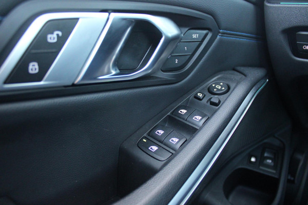 BMW 3 Serie Touring 320e 205PK M-SPORT | PANORAMISCH SCHUIF/KANTEL DAK | M-SPORT PAKKET INTERIEUR/EXTERIEUR | SFEER VERLICHTING | ELEKTRISCH BEDIENBARE VOORSTOELEN MET GEHEUGEN OP DE BESTUURDERSSTOEL | STOEL VERWARMING | HEAD UP DISPLAY | CRUISE CONTROL | NAVIGATIE | DRAADLOZE APPLE CARPLAY/ANDROID AUTO | DRAADLOZE TELEFOONLADER | 18" LICHTMETALEN VELGEN M-SPORT | 360° CAMERA | BMW LIVE DASHBOARD PROFESSIONAL | COMFORT ACCESS | SHADOW LINE PAKKET | FULL LED KOPLAMPEN | NAVIGATIE | CLIMATE CONTROL ACHTERIN |