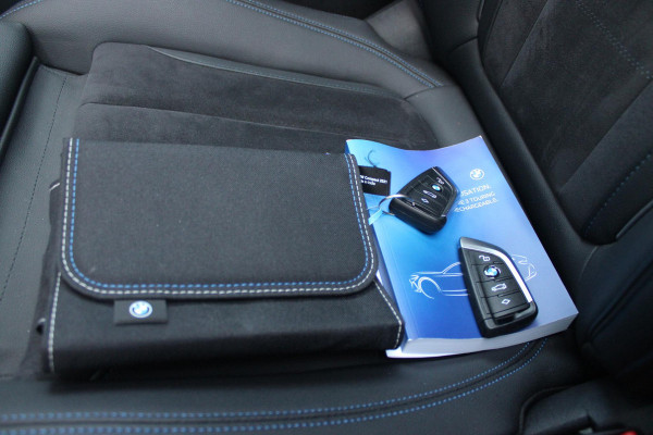 BMW 3 Serie Touring 320e 205PK M-SPORT | PANORAMISCH SCHUIF/KANTEL DAK | M-SPORT PAKKET INTERIEUR/EXTERIEUR | SFEER VERLICHTING | ELEKTRISCH BEDIENBARE VOORSTOELEN MET GEHEUGEN OP DE BESTUURDERSSTOEL | STOEL VERWARMING | HEAD UP DISPLAY | CRUISE CONTROL | NAVIGATIE | DRAADLOZE APPLE CARPLAY/ANDROID AUTO | DRAADLOZE TELEFOONLADER | 18" LICHTMETALEN VELGEN M-SPORT | 360° CAMERA | BMW LIVE DASHBOARD PROFESSIONAL | COMFORT ACCESS | SHADOW LINE PAKKET | FULL LED KOPLAMPEN | NAVIGATIE | CLIMATE CONTROL ACHTERIN |