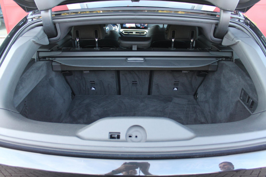 BMW 3 Serie Touring 320e 205PK M-SPORT | PANORAMISCH SCHUIF/KANTEL DAK | M-SPORT PAKKET INTERIEUR/EXTERIEUR | SFEER VERLICHTING | ELEKTRISCH BEDIENBARE VOORSTOELEN MET GEHEUGEN OP DE BESTUURDERSSTOEL | STOEL VERWARMING | HEAD UP DISPLAY | CRUISE CONTROL | NAVIGATIE | DRAADLOZE APPLE CARPLAY/ANDROID AUTO | DRAADLOZE TELEFOONLADER | 18" LICHTMETALEN VELGEN M-SPORT | 360° CAMERA | BMW LIVE DASHBOARD PROFESSIONAL | COMFORT ACCESS | SHADOW LINE PAKKET | FULL LED KOPLAMPEN | NAVIGATIE | CLIMATE CONTROL ACHTERIN |