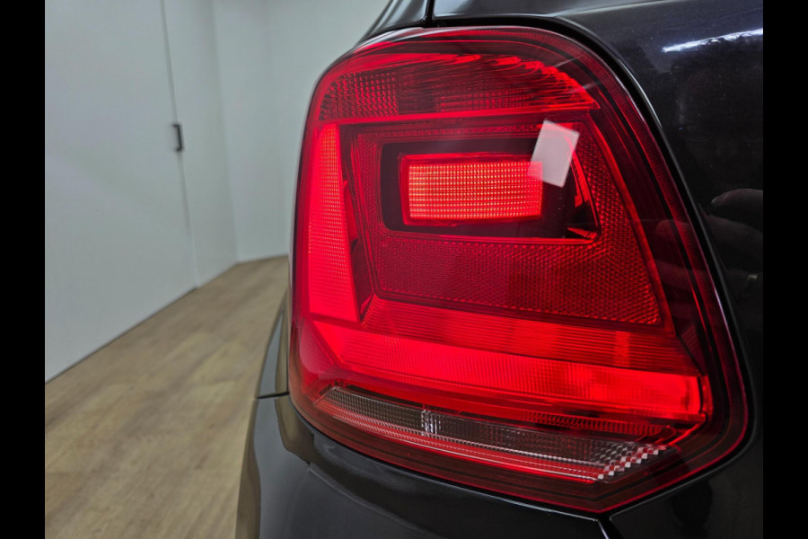 Volkswagen Polo Occasion 1.0 Business R met sportvelgen en bluetooth connecten | Tweedehands Volkswagen Polo zwart met airco | ALJ