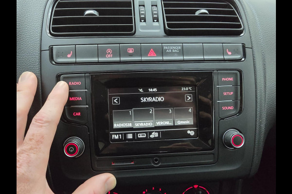 Volkswagen Polo Occasion 1.0 Business R met sportvelgen en bluetooth connecten | Tweedehands Volkswagen Polo zwart met airco | ALJ