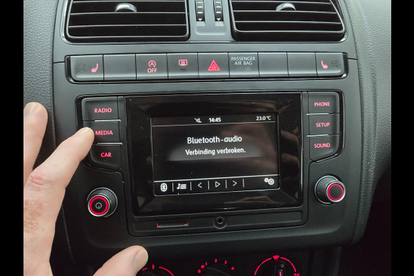 Volkswagen Polo Occasion 1.0 Business R met sportvelgen en bluetooth connecten | Tweedehands Volkswagen Polo zwart met airco | ALJ