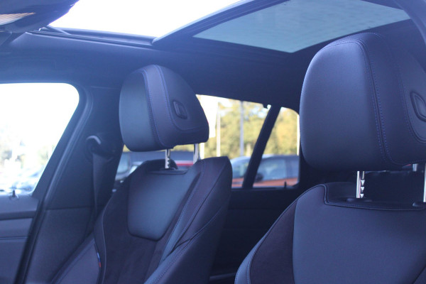BMW 3 Serie Touring 320e 205PK M-SPORT | PANORAMISCH SCHUIF/KANTEL DAK | M-SPORT PAKKET INTERIEUR/EXTERIEUR | SFEER VERLICHTING | ELEKTRISCH BEDIENBARE VOORSTOELEN MET GEHEUGEN OP DE BESTUURDERSSTOEL | STOEL VERWARMING | HEAD UP DISPLAY | CRUISE CONTROL | NAVIGATIE | DRAADLOZE APPLE CARPLAY/ANDROID AUTO | DRAADLOZE TELEFOONLADER | 18" LICHTMETALEN VELGEN M-SPORT | 360° CAMERA | BMW LIVE DASHBOARD PROFESSIONAL | COMFORT ACCESS | SHADOW LINE PAKKET | FULL LED KOPLAMPEN | NAVIGATIE | CLIMATE CONTROL ACHTERIN |