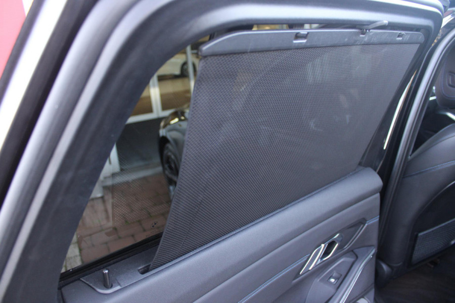 BMW 3 Serie Touring 320e 205PK M-SPORT | PANORAMISCH SCHUIF/KANTEL DAK | M-SPORT PAKKET INTERIEUR/EXTERIEUR | SFEER VERLICHTING | ELEKTRISCH BEDIENBARE VOORSTOELEN MET GEHEUGEN OP DE BESTUURDERSSTOEL | STOEL VERWARMING | HEAD UP DISPLAY | CRUISE CONTROL | NAVIGATIE | DRAADLOZE APPLE CARPLAY/ANDROID AUTO | DRAADLOZE TELEFOONLADER | 18" LICHTMETALEN VELGEN M-SPORT | 360° CAMERA | BMW LIVE DASHBOARD PROFESSIONAL | COMFORT ACCESS | SHADOW LINE PAKKET | FULL LED KOPLAMPEN | NAVIGATIE | CLIMATE CONTROL ACHTERIN |