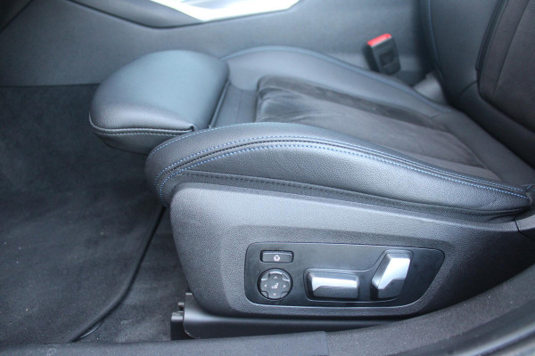 BMW 3 Serie Touring 320e 205PK M-SPORT | PANORAMISCH SCHUIF/KANTEL DAK | M-SPORT PAKKET INTERIEUR/EXTERIEUR | SFEER VERLICHTING | ELEKTRISCH BEDIENBARE VOORSTOELEN MET GEHEUGEN OP DE BESTUURDERSSTOEL | STOEL VERWARMING | HEAD UP DISPLAY | CRUISE CONTROL | NAVIGATIE | DRAADLOZE APPLE CARPLAY/ANDROID AUTO | DRAADLOZE TELEFOONLADER | 18" LICHTMETALEN VELGEN M-SPORT | 360° CAMERA | BMW LIVE DASHBOARD PROFESSIONAL | COMFORT ACCESS | SHADOW LINE PAKKET | FULL LED KOPLAMPEN | NAVIGATIE | CLIMATE CONTROL ACHTERIN |