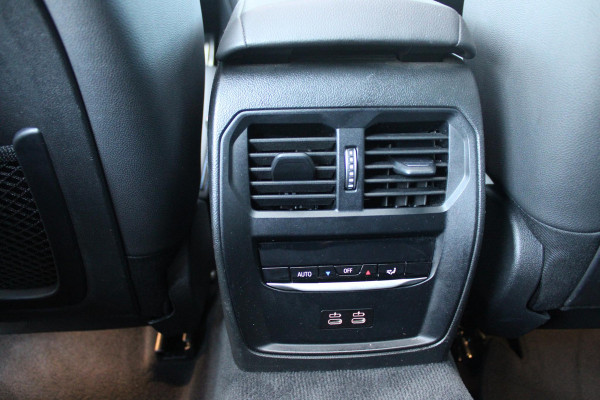 BMW 3 Serie Touring 320e 205PK M-SPORT | PANORAMISCH SCHUIF/KANTEL DAK | M-SPORT PAKKET INTERIEUR/EXTERIEUR | SFEER VERLICHTING | ELEKTRISCH BEDIENBARE VOORSTOELEN MET GEHEUGEN OP DE BESTUURDERSSTOEL | STOEL VERWARMING | HEAD UP DISPLAY | CRUISE CONTROL | NAVIGATIE | DRAADLOZE APPLE CARPLAY/ANDROID AUTO | DRAADLOZE TELEFOONLADER | 18" LICHTMETALEN VELGEN M-SPORT | 360° CAMERA | BMW LIVE DASHBOARD PROFESSIONAL | COMFORT ACCESS | SHADOW LINE PAKKET | FULL LED KOPLAMPEN | NAVIGATIE | CLIMATE CONTROL ACHTERIN |