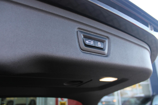 BMW 3 Serie Touring 320e 205PK M-SPORT | PANORAMISCH SCHUIF/KANTEL DAK | M-SPORT PAKKET INTERIEUR/EXTERIEUR | SFEER VERLICHTING | ELEKTRISCH BEDIENBARE VOORSTOELEN MET GEHEUGEN OP DE BESTUURDERSSTOEL | STOEL VERWARMING | HEAD UP DISPLAY | CRUISE CONTROL | NAVIGATIE | DRAADLOZE APPLE CARPLAY/ANDROID AUTO | DRAADLOZE TELEFOONLADER | 18" LICHTMETALEN VELGEN M-SPORT | 360° CAMERA | BMW LIVE DASHBOARD PROFESSIONAL | COMFORT ACCESS | SHADOW LINE PAKKET | FULL LED KOPLAMPEN | NAVIGATIE | CLIMATE CONTROL ACHTERIN |