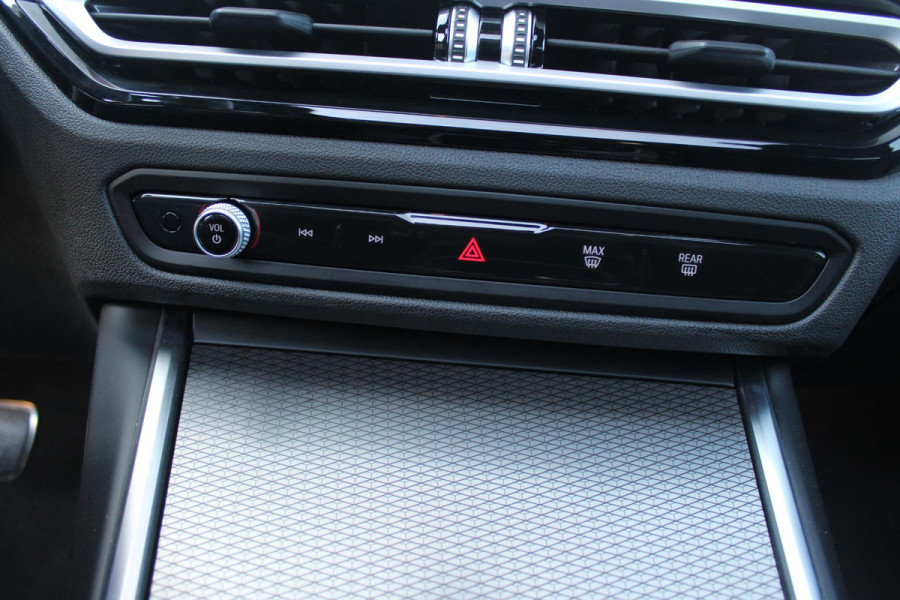 BMW 3 Serie Touring 320e 205PK M-SPORT | PANORAMISCH SCHUIF/KANTEL DAK | M-SPORT PAKKET INTERIEUR/EXTERIEUR | SFEER VERLICHTING | ELEKTRISCH BEDIENBARE VOORSTOELEN MET GEHEUGEN OP DE BESTUURDERSSTOEL | STOEL VERWARMING | HEAD UP DISPLAY | CRUISE CONTROL | NAVIGATIE | DRAADLOZE APPLE CARPLAY/ANDROID AUTO | DRAADLOZE TELEFOONLADER | 18" LICHTMETALEN VELGEN M-SPORT | 360° CAMERA | BMW LIVE DASHBOARD PROFESSIONAL | COMFORT ACCESS | SHADOW LINE PAKKET | FULL LED KOPLAMPEN | NAVIGATIE | CLIMATE CONTROL ACHTERIN |