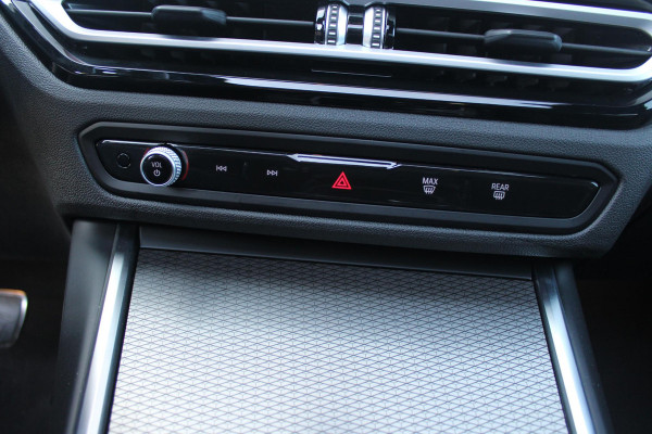 BMW 3 Serie Touring 320e 205PK M-SPORT | PANORAMISCH SCHUIF/KANTEL DAK | M-SPORT PAKKET INTERIEUR/EXTERIEUR | SFEER VERLICHTING | ELEKTRISCH BEDIENBARE VOORSTOELEN MET GEHEUGEN OP DE BESTUURDERSSTOEL | STOEL VERWARMING | HEAD UP DISPLAY | CRUISE CONTROL | NAVIGATIE | DRAADLOZE APPLE CARPLAY/ANDROID AUTO | DRAADLOZE TELEFOONLADER | 18" LICHTMETALEN VELGEN M-SPORT | 360° CAMERA | BMW LIVE DASHBOARD PROFESSIONAL | COMFORT ACCESS | SHADOW LINE PAKKET | FULL LED KOPLAMPEN | NAVIGATIE | CLIMATE CONTROL ACHTERIN |