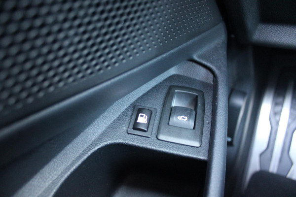 BMW 3 Serie Touring 320e 205PK M-SPORT | PANORAMISCH SCHUIF/KANTEL DAK | M-SPORT PAKKET INTERIEUR/EXTERIEUR | SFEER VERLICHTING | ELEKTRISCH BEDIENBARE VOORSTOELEN MET GEHEUGEN OP DE BESTUURDERSSTOEL | STOEL VERWARMING | HEAD UP DISPLAY | CRUISE CONTROL | NAVIGATIE | DRAADLOZE APPLE CARPLAY/ANDROID AUTO | DRAADLOZE TELEFOONLADER | 18" LICHTMETALEN VELGEN M-SPORT | 360° CAMERA | BMW LIVE DASHBOARD PROFESSIONAL | COMFORT ACCESS | SHADOW LINE PAKKET | FULL LED KOPLAMPEN | NAVIGATIE | CLIMATE CONTROL ACHTERIN |