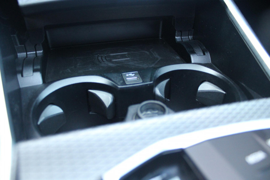 BMW 3 Serie Touring 320e 205PK M-SPORT | PANORAMISCH SCHUIF/KANTEL DAK | M-SPORT PAKKET INTERIEUR/EXTERIEUR | SFEER VERLICHTING | ELEKTRISCH BEDIENBARE VOORSTOELEN MET GEHEUGEN OP DE BESTUURDERSSTOEL | STOEL VERWARMING | HEAD UP DISPLAY | CRUISE CONTROL | NAVIGATIE | DRAADLOZE APPLE CARPLAY/ANDROID AUTO | DRAADLOZE TELEFOONLADER | 18" LICHTMETALEN VELGEN M-SPORT | 360° CAMERA | BMW LIVE DASHBOARD PROFESSIONAL | COMFORT ACCESS | SHADOW LINE PAKKET | FULL LED KOPLAMPEN | NAVIGATIE | CLIMATE CONTROL ACHTERIN |
