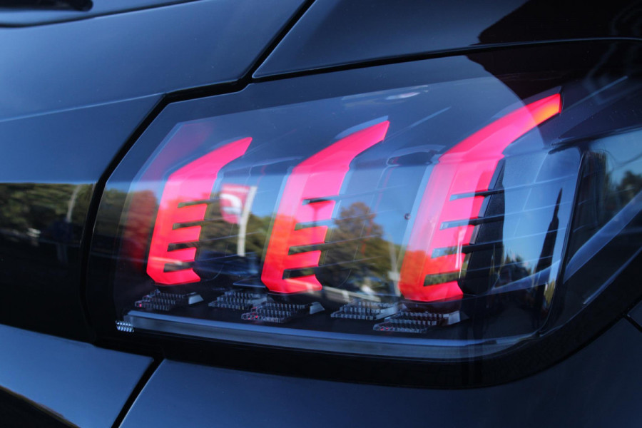 Peugeot 208 1.2 130PK AUTOMAAT GT PACK | PANORAMA DAK | ALCANTARA BEKLEDING | ACHTERUITRIJ CAMERA | ADAPTIVE CRUISE CONTROL | FULL LED KOPLAMPEN | 3-D INSTRUMENTENPANEEL | STOEL VERWARMING | 17" LICHTMETALEN VELGEN | ALL SEASON BANDEN | DODEHOEK DETECTIE | NAVIGATIE | APPLE CARPLAY/ANDROID AUTO | DAB+ RADIO |