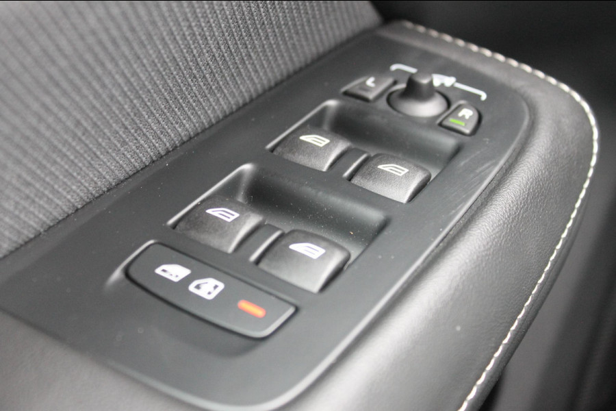 Volvo V60 T6 350PK Autm. Plug-in hybrid AWD Plus Dark Long Range / Google infotainment / Semi elekrisch wegklapbare trekhaak / Verwarmbare voorruit / Elektrisch bedienbare voorstoelen met geheugen / Verwarmbare voorstoelen