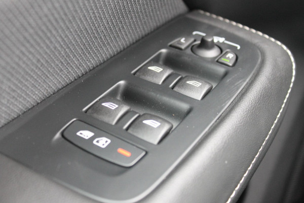 Volvo V60 T6 350PK Autm. Plug-in hybrid AWD Plus Dark Long Range / Google infotainment / Semi elekrisch wegklapbare trekhaak / Verwarmbare voorruit / Elektrisch bedienbare voorstoelen met geheugen / Verwarmbare voorstoelen