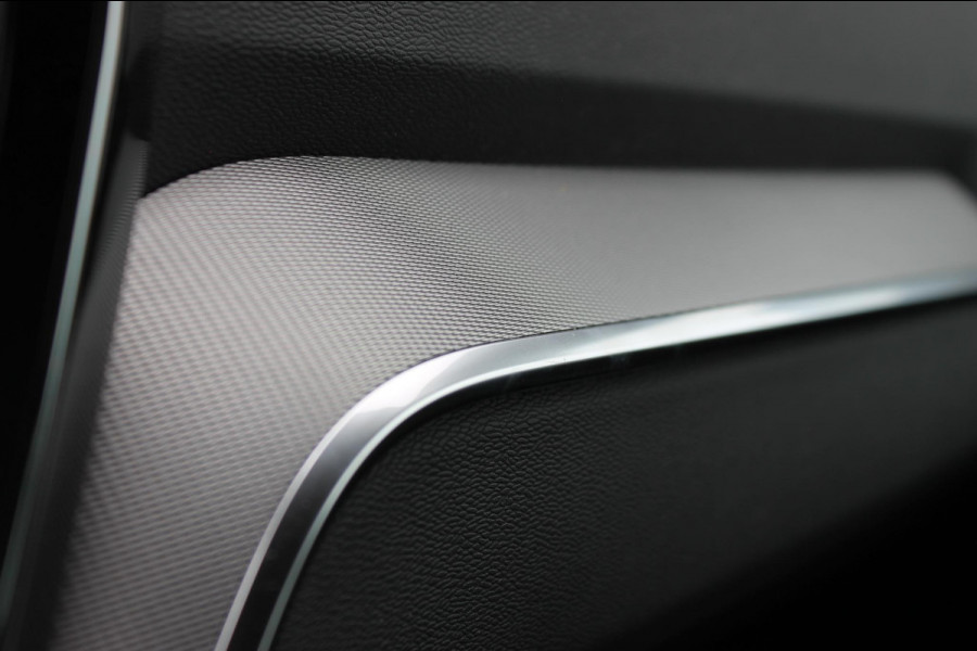 Volvo V60 T6 350PK Autm. Plug-in hybrid AWD Plus Dark Long Range / Google infotainment / Semi elekrisch wegklapbare trekhaak / Verwarmbare voorruit / Elektrisch bedienbare voorstoelen met geheugen / Verwarmbare voorstoelen