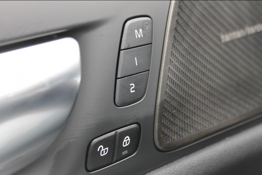 Volvo V60 T6 350PK Autm. Plug-in hybrid AWD Plus Dark Long Range / Google infotainment / Semi elekrisch wegklapbare trekhaak / Verwarmbare voorruit / Elektrisch bedienbare voorstoelen met geheugen / Verwarmbare voorstoelen