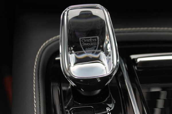 Volvo V60 T6 350PK Autm. Plug-in hybrid AWD Plus Dark Long Range / Google infotainment / Semi elekrisch wegklapbare trekhaak / Verwarmbare voorruit / Elektrisch bedienbare voorstoelen met geheugen / Verwarmbare voorstoelen