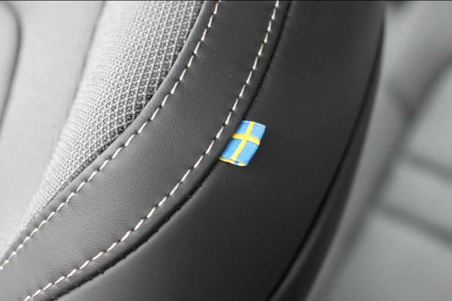 Volvo V60 T6 350PK Autm. Plug-in hybrid AWD Plus Dark Long Range / Google infotainment / Semi elekrisch wegklapbare trekhaak / Verwarmbare voorruit / Elektrisch bedienbare voorstoelen met geheugen / Verwarmbare voorstoelen