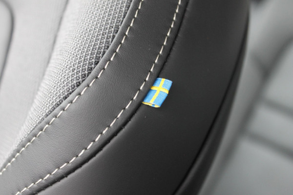 Volvo V60 T6 350PK Autm. Plug-in hybrid AWD Plus Dark Long Range / Google infotainment / Semi elekrisch wegklapbare trekhaak / Verwarmbare voorruit / Elektrisch bedienbare voorstoelen met geheugen / Verwarmbare voorstoelen