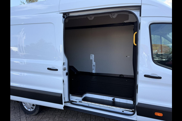 Ford Transit 350 2.0 TDCI L4H3 Trend RWD | SCI | 130pk | Navigatiesysteem SYNC4 | Stoelverwarming  | Elektrisch inklapbare buitenspiegels | Elektrisch verstelbare bestuurdersstoel | Passagiersairbag | Allweather banden | Laadruimte beschermingspakket | 150 watt/230V aansluitpunt tussen voorstoelen | Handmatige regeneratie roetfilter | Reservewiel | Centrale dubbele vergrendeling | Camera met LED Downlighter