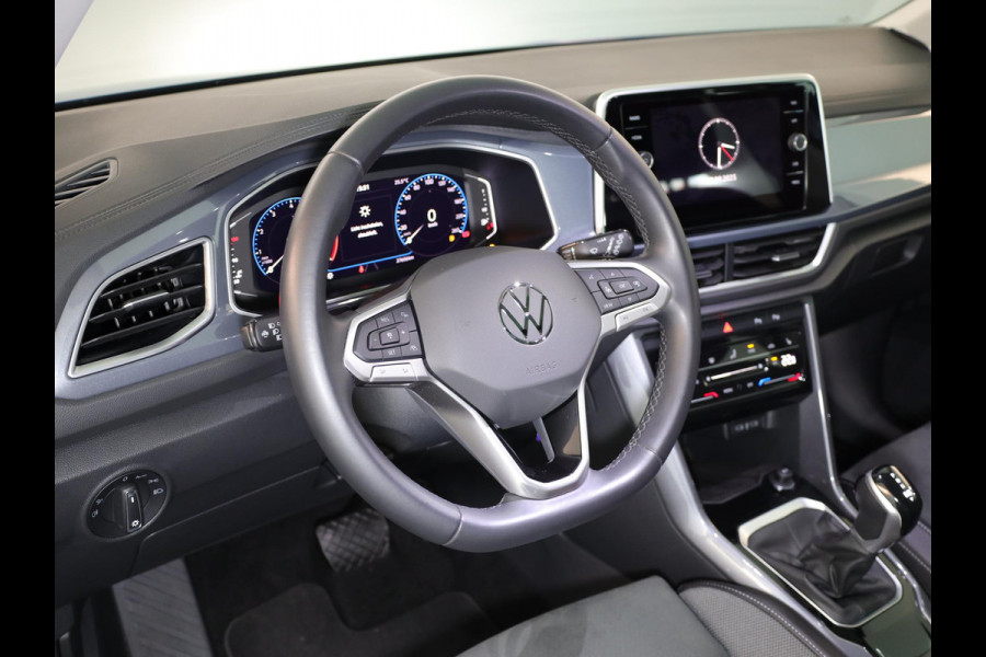 Volkswagen T-Roc 1.5 TSI Style 150 pk Automaat (DSG) | Verlengde garantie | Navigatie | Panoramadak | Parkeersensoren (Park assist) | Achteruitrijcamera | Stoelverwarming |