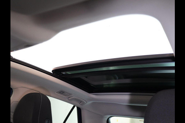Volkswagen T-Roc 1.5 TSI Style 150 pk Automaat (DSG) | Verlengde garantie | Navigatie | Panoramadak | Parkeersensoren (Park assist) | Achteruitrijcamera | Stoelverwarming |