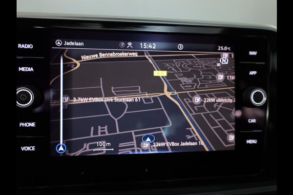Volkswagen T-Roc 1.5 TSI Style 150 pk Automaat (DSG) | Verlengde garantie | Navigatie | Panoramadak | Parkeersensoren (Park assist) | Achteruitrijcamera | Stoelverwarming |
