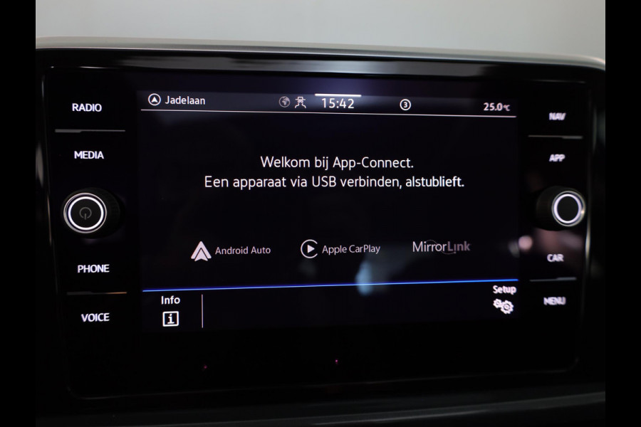 Volkswagen T-Roc 1.5 TSI Style 150 pk Automaat (DSG) | Verlengde garantie | Navigatie | Panoramadak | Parkeersensoren (Park assist) | Achteruitrijcamera | Stoelverwarming |