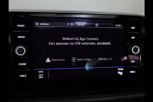 Volkswagen T-Roc 1.5 TSI Style 150 pk Automaat (DSG) | Verlengde garantie | Navigatie | Panoramadak | Parkeersensoren (Park assist) | Achteruitrijcamera | Stoelverwarming |