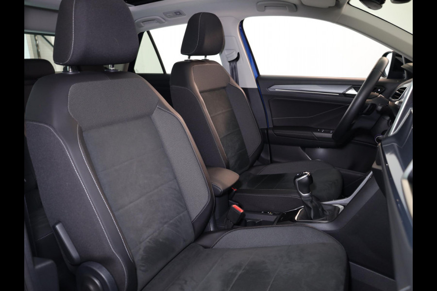 Volkswagen T-Roc 1.5 TSI Style 150 pk Automaat (DSG) | Verlengde garantie | Navigatie | Panoramadak | Parkeersensoren (Park assist) | Achteruitrijcamera | Stoelverwarming |