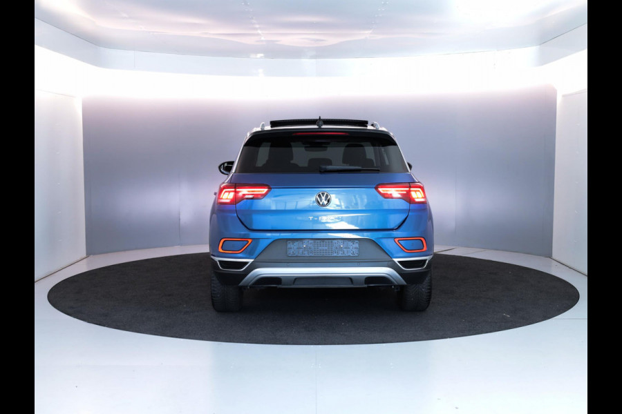 Volkswagen T-Roc 1.5 TSI Style 150 pk Automaat (DSG) | Verlengde garantie | Navigatie | Panoramadak | Parkeersensoren (Park assist) | Achteruitrijcamera | Stoelverwarming |