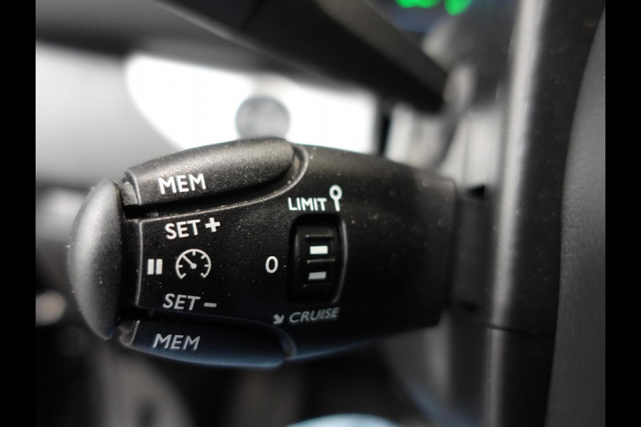 Opel Vivaro-e Combi L2H1 75 kWh e-Zafira 8 persoons  Navigatie Airco Dab  Camera 360  Cruise control  Dab  Lichtmetalen velgen Stoelverwarming