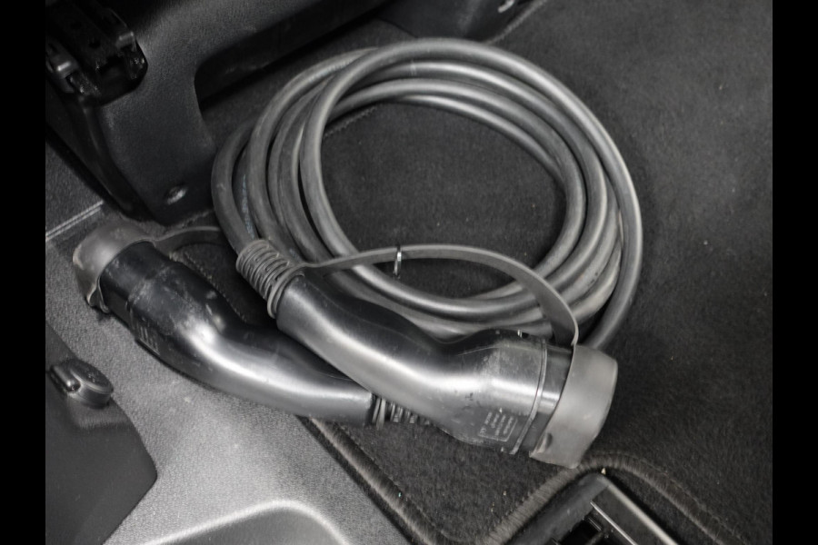 Opel Vivaro-e Combi L2H1 75 kWh e-Zafira 8 persoons  Navigatie Airco Dab  Camera 360  Cruise control  Dab  Lichtmetalen velgen Stoelverwarming