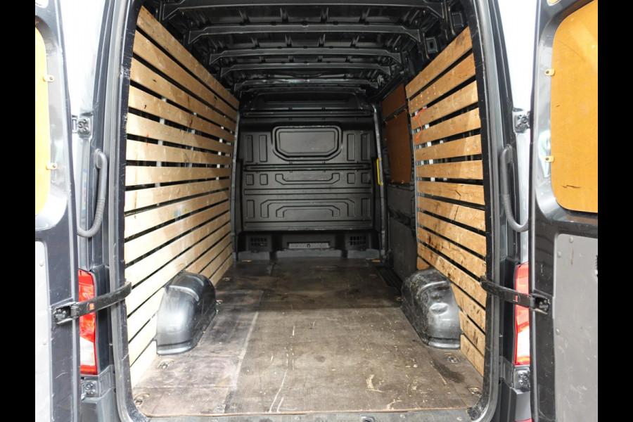 Volkswagen Crafter 30 2.0 TDI L3H3 Highline Trekhaak Apple Carplay Navigatie Cruise Control Camera MF Stuurwiel imperiaal + Trap