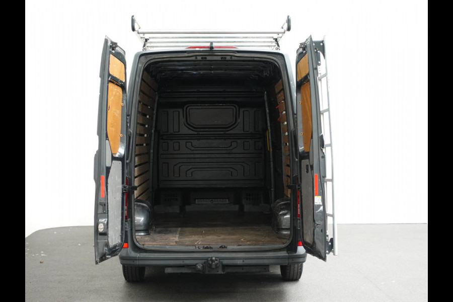 Volkswagen Crafter 30 2.0 TDI L3H3 Highline Trekhaak Apple Carplay Navigatie Cruise Control Camera MF Stuurwiel imperiaal + Trap