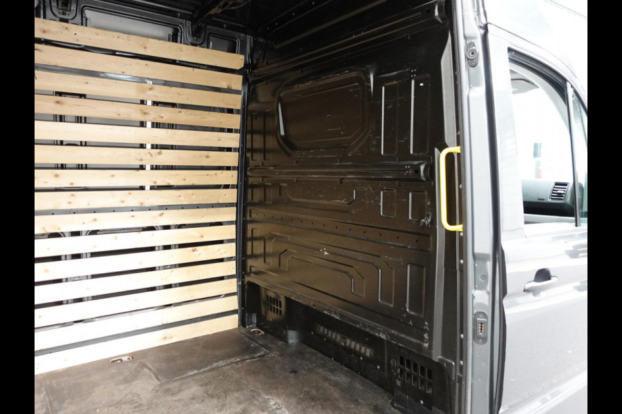 Volkswagen Crafter 30 2.0 TDI L3H3 Highline Trekhaak Apple Carplay Navigatie Cruise Control Camera MF Stuurwiel imperiaal + Trap