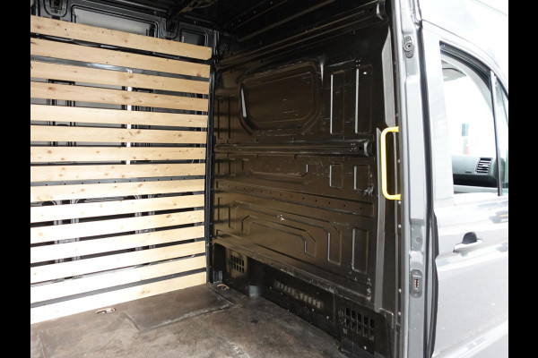 Volkswagen Crafter 30 2.0 TDI L3H3 Highline Trekhaak Apple Carplay Navigatie Cruise Control Camera MF Stuurwiel imperiaal + Trap