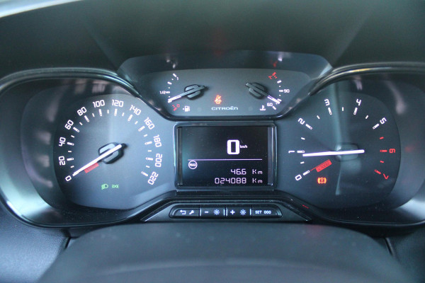 Citroën C3 Aircross 1.2 110PK C-SERIES | NAVIGATIE | APPLE CARPLAY/ANDROID AUTO | LICHTMETALEN VELGEN | CRUISE CONTROL | DAB+ RADIO | CLIMATE CONTROL | PARKEER SENSOREN ACHTER | ZWART DAK |