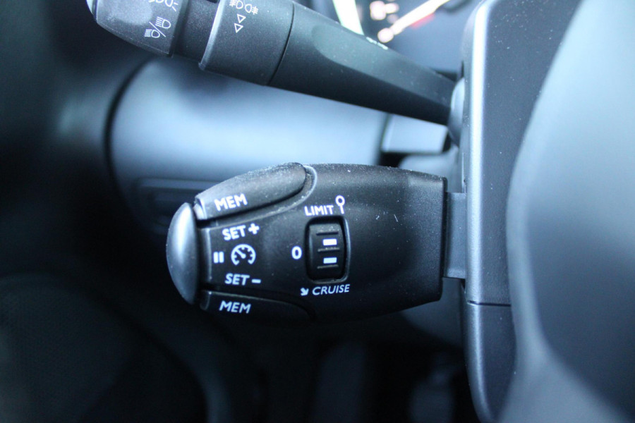 Citroën C3 Aircross 1.2 110PK C-SERIES | NAVIGATIE | APPLE CARPLAY/ANDROID AUTO | LICHTMETALEN VELGEN | CRUISE CONTROL | DAB+ RADIO | CLIMATE CONTROL | PARKEER SENSOREN ACHTER | ZWART DAK |